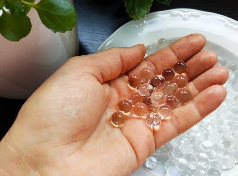 Hydroretentionsgeräte vermischen sich mit der Erde - Foto von Portaljardin /Needpix