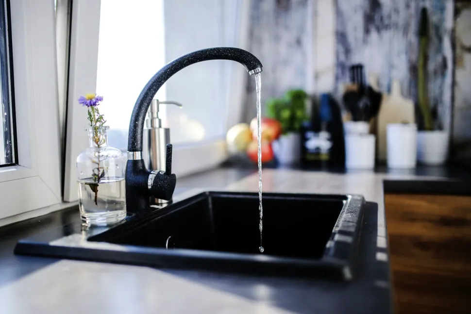 Kraanwater is niet de beste oplossing om je planten water te geven. Foto door Kaboompics / Rawpixels