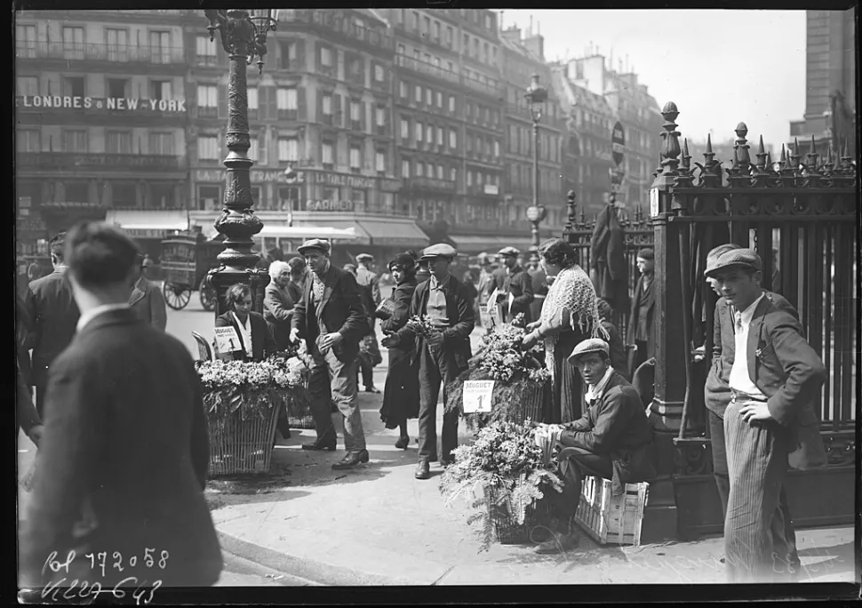 Street vendors didn't wait for Pétain and 1941 to set up their stalls on May 1st - Photo by Agence Rol / BNF