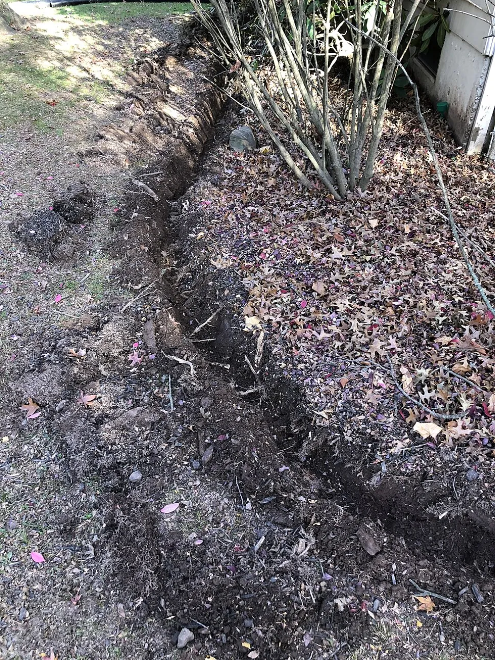 Furrows aren't very pretty, but they can save you a lot of water / Famartin /Wikipedia
