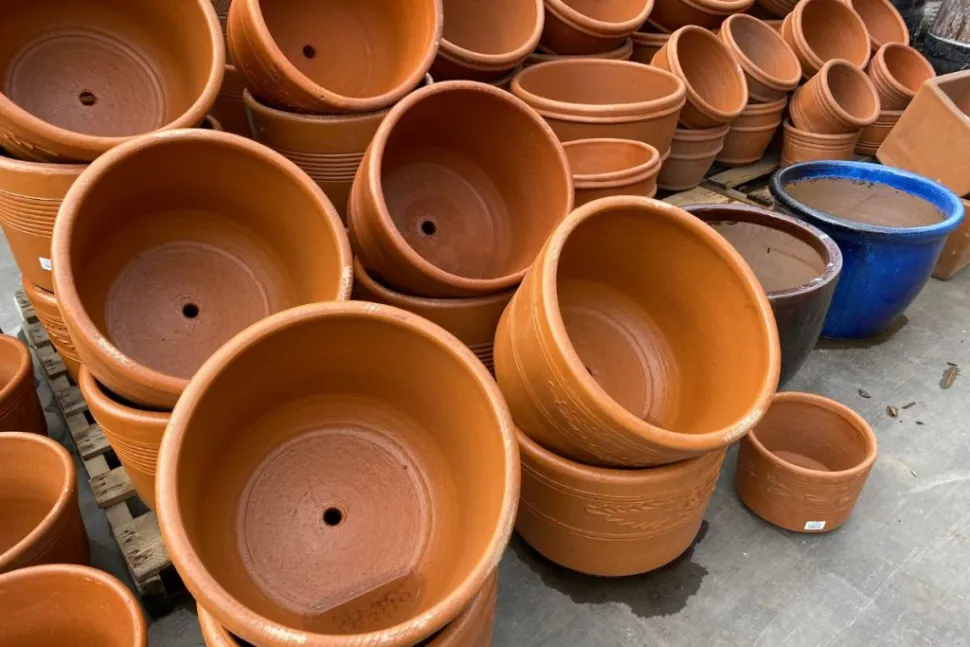 Los agujeros son esenciales para drenar el exceso de agua