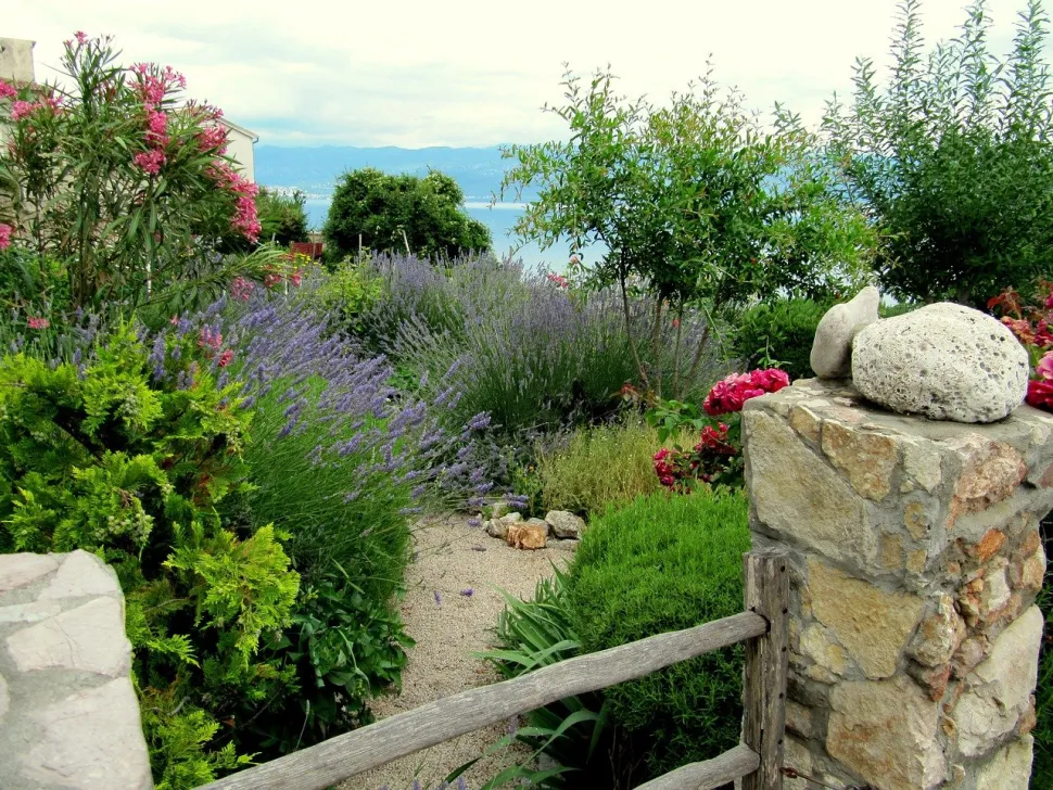 Lavanda e oleandro in un giardino mediterraneo con vista sul mare