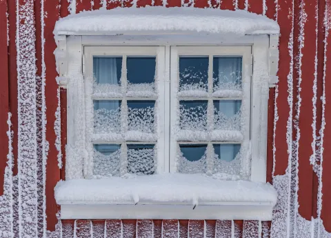 Et vindue dækket af sne